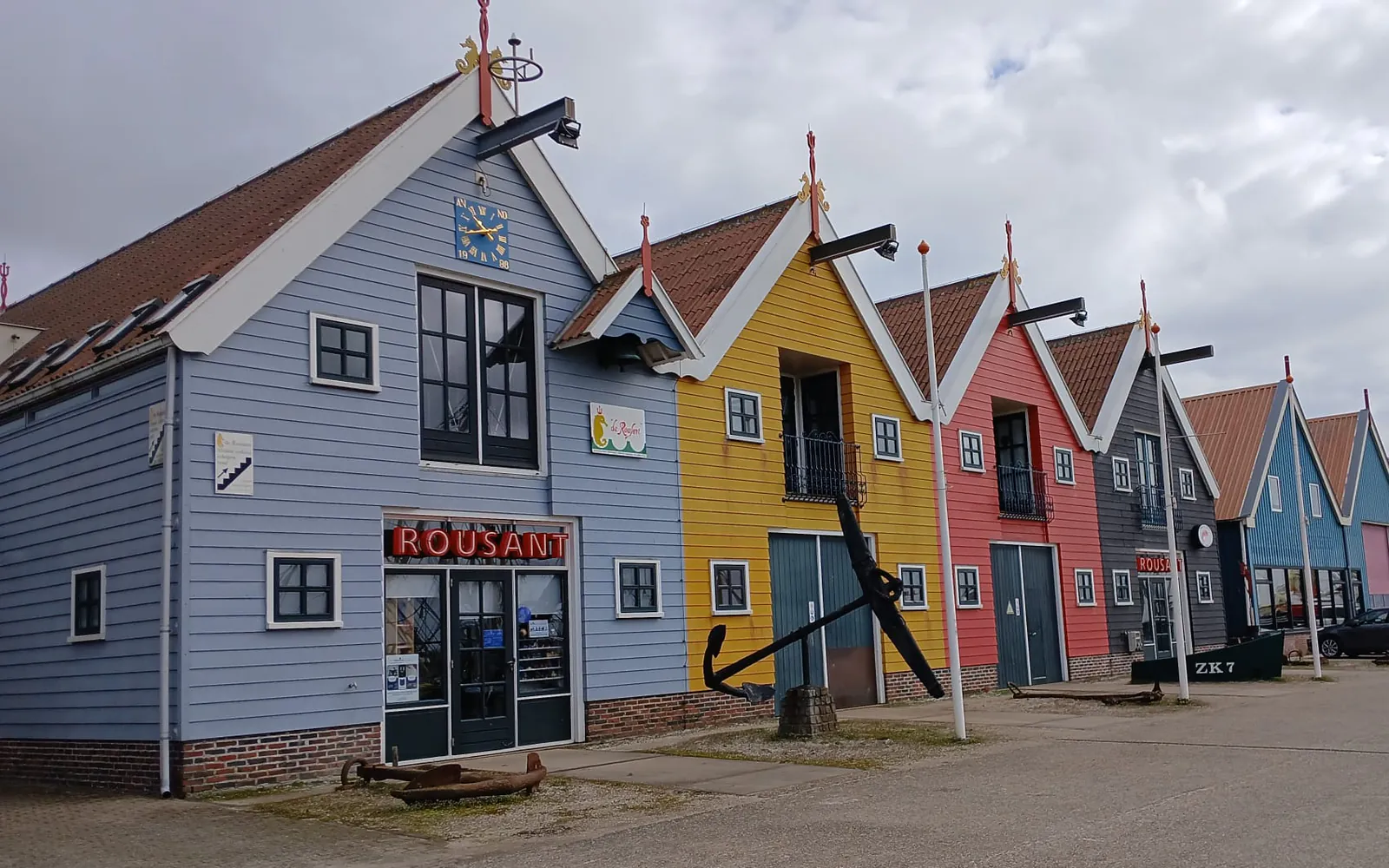 De karakteristieke gekleurde huisjes aan de haven van Zoutkamp